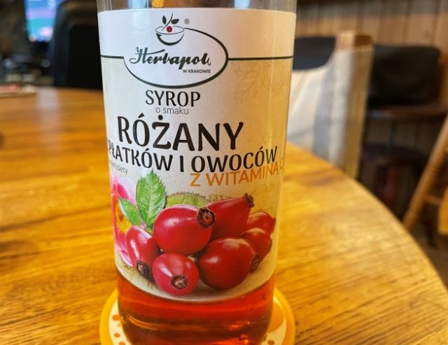 Closeup of label on a syrup bottle, written in polish.
